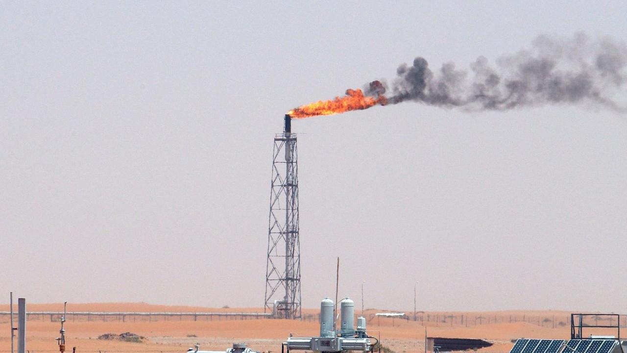 Ein Ölfeld in der Wüste Saudi-Arabiens