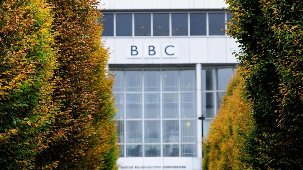 Das Bild zeigt ein Gebäude des öffentlich-rechtlichen Rundfunk British Broadcasting Corporation, kurz BBC, mit seinem Logo von vorne. Das Bild zeigt ein Gebäude des öffentlich-rechtlichen Rundfunk British Broadcasting Corporation, kurz BBC, mit seinem Logo von vorne.