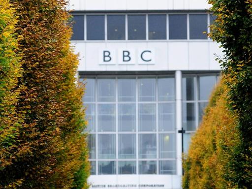 Das Bild zeigt ein Gebäude des öffentlich-rechtlichen Rundfunk British Broadcasting Corporation, kurz BBC, mit seinem Logo von vorne. 