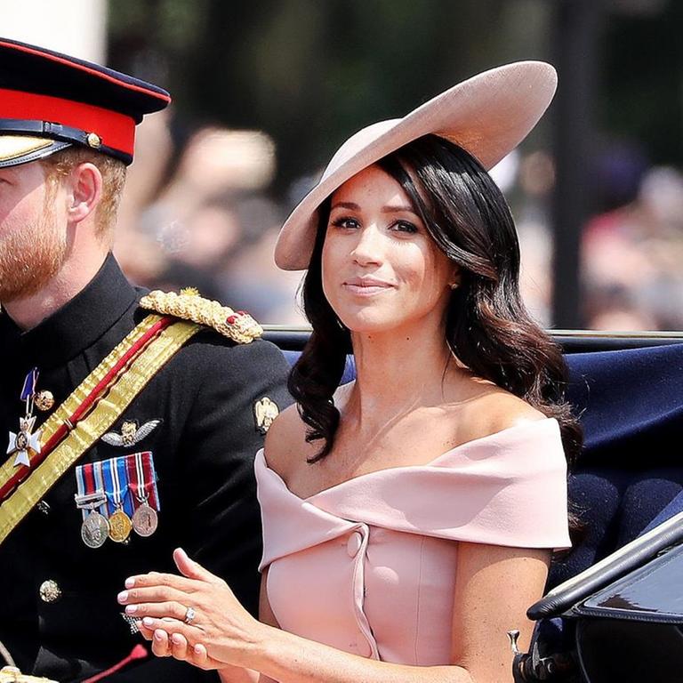 Prince Harry und Meghan, Duchess of Sussex sitzen bei ihrer Hochzeit am 9.Juni 2018 in einer Kutsche.