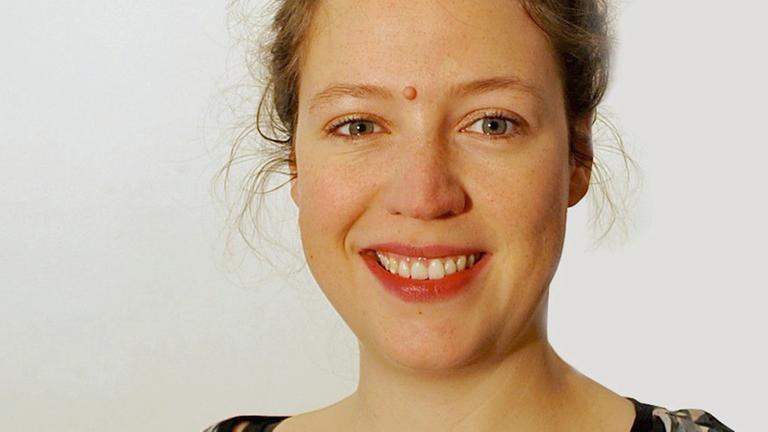 Auf dem Bild ist die Hörspieldramaturgin Hannah Georgi zu sehen, die lächelnd in die Kamera blickt. Auf dem Bild ist die Hörspieldramaturgin Hannah Georgi zu sehen, die lächelnd in die Kamera blickt.
