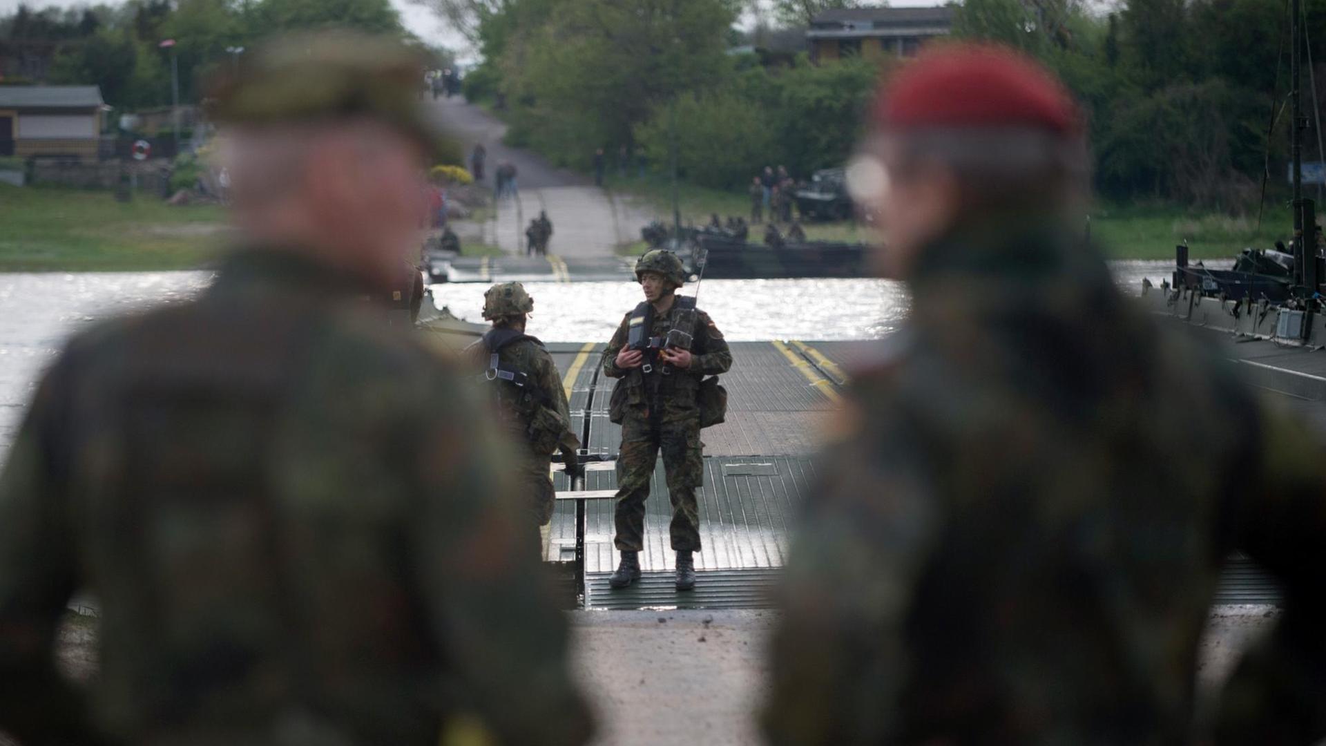 Pioniere des Havelberger Panzerpionierbataillons 803 warten am 03.05.2017 in Hohengöhren (Sachsen-Anhalt) am Ufer der Elbe mit ihren Faltschwimmbrücken auf den Beginn des Manövers. Die Soldaten werden in der kommenden Nacht rund 1.400 Soldaten und 400 Fahrzeuge Panzergrenadierbrigade 41 "Vorpommern" über die Elbe übersetzen. Der Kampfverband nimmt danach in Bergen (Niedersachsen) an der Übung "Haffschild" teil die bis zum 19. Mai 2017 dauern wird. Pioniere des Havelberger Panzerpionierbataillons 803 warten am 03.05.2017 in Hohengöhren (Sachsen-Anhalt) am Ufer der Elbe mit ihren Faltschwimmbrücken auf den Beginn des Manövers. Die Soldaten werden in der kommenden Nacht rund 1.400 Soldaten und 400 Fahrzeuge Panzergrenadierbrigade 41 "Vorpommern" über die Elbe übersetzen. Der Kampfverband nimmt danach in Bergen (Niedersachsen) an der Übung "Haffschild" teil die bis zum 19. Mai 2017 dauern wird.