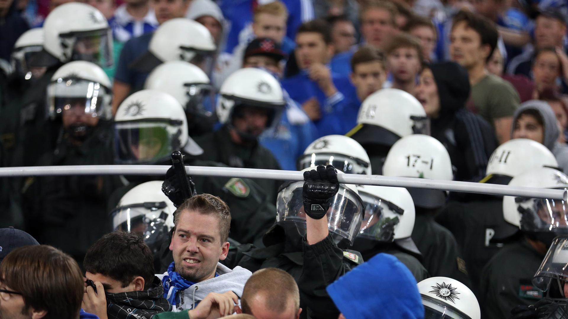 Mit Tränengas und Schlagstöcken ging die Polizei gegen Schalker Fans vor. Mit Tränengas und Schlagstöcken ging die Polizei gegen Schalker Fans vor.