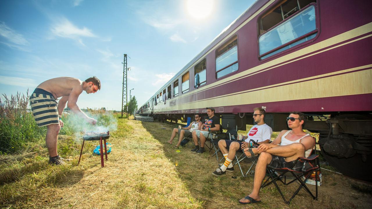 Im Schatten lässt es sich gut grillen: Musikfreunde auf dem Weg zum Melt! Im Schatten lässt es sich gut grillen: Musikfreunde auf dem Weg zum Melt!