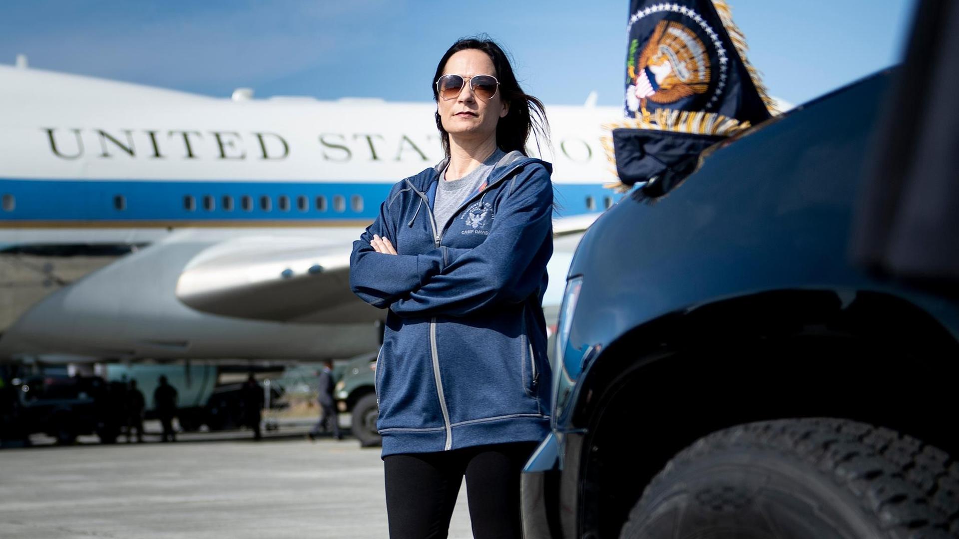 Stephanie Grisham am 27.06.2019 auf dem Flugplatz des Militärflughafens Elmendorf in Alaska Stephanie Grisham am 27.06.2019 auf dem Flugplatz des Militärflughafens Elmendorf in Alaska