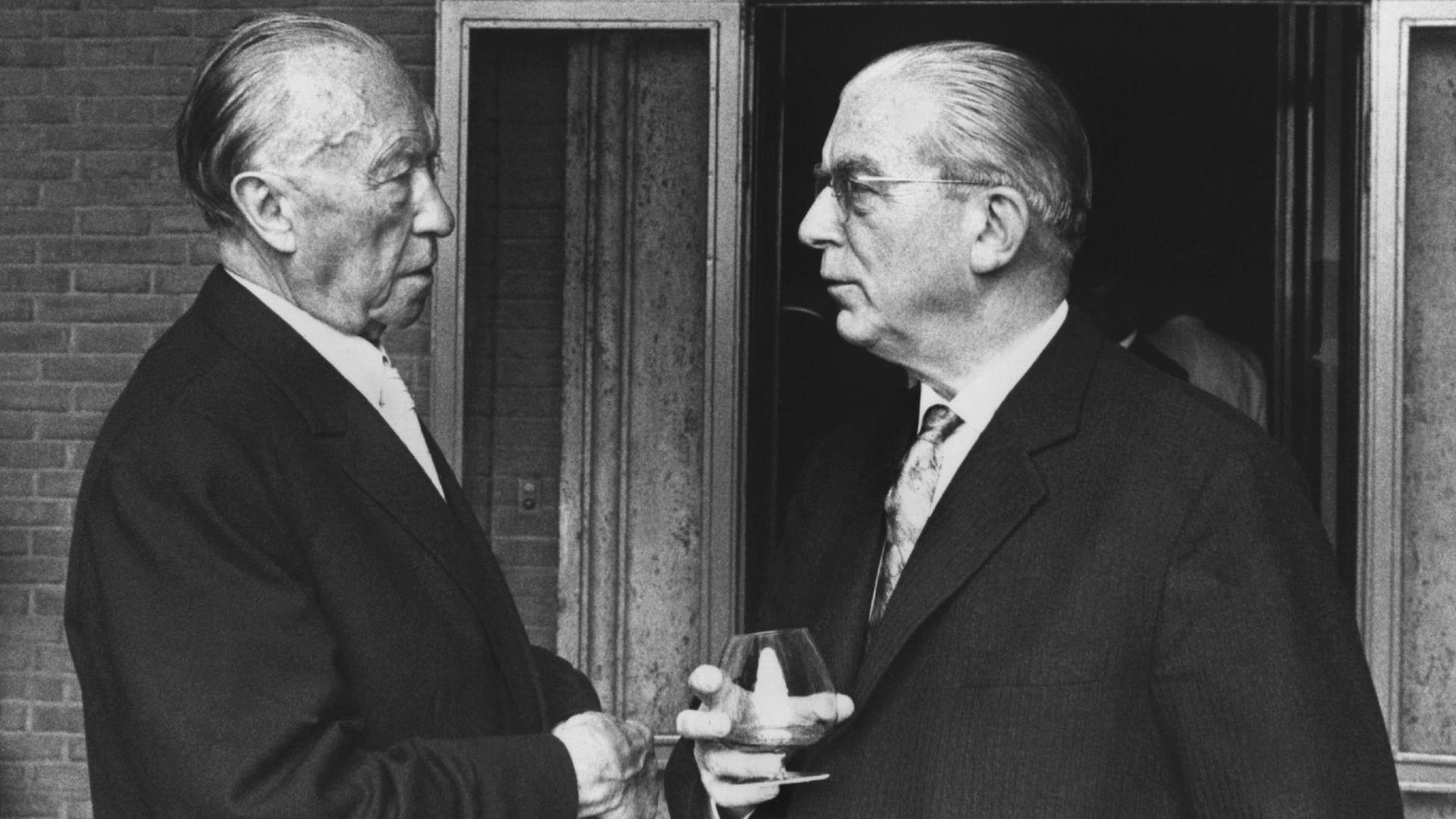 Bundeskanzler Konrad Adenauer und Staatssekretär Hans Globke im Gespräch, aufgenommen im September 1963 in der italienischen Hauptstadt Rom. Bundeskanzler Konrad Adenauer und Staatssekretär Hans Globke im Gespräch, aufgenommen im September 1963 in der italienischen Hauptstadt Rom.