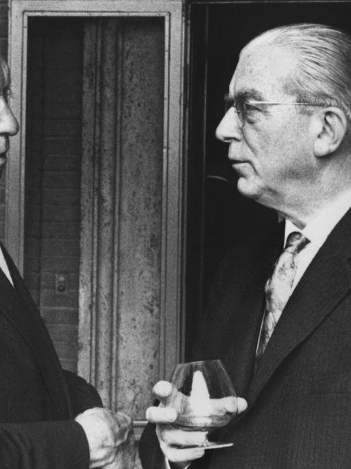 Bundeskanzler Konrad Adenauer und Staatssekretär Hans Globke im Gespräch, aufgenommen im September 1963 in der italienischen Hauptstadt Rom.