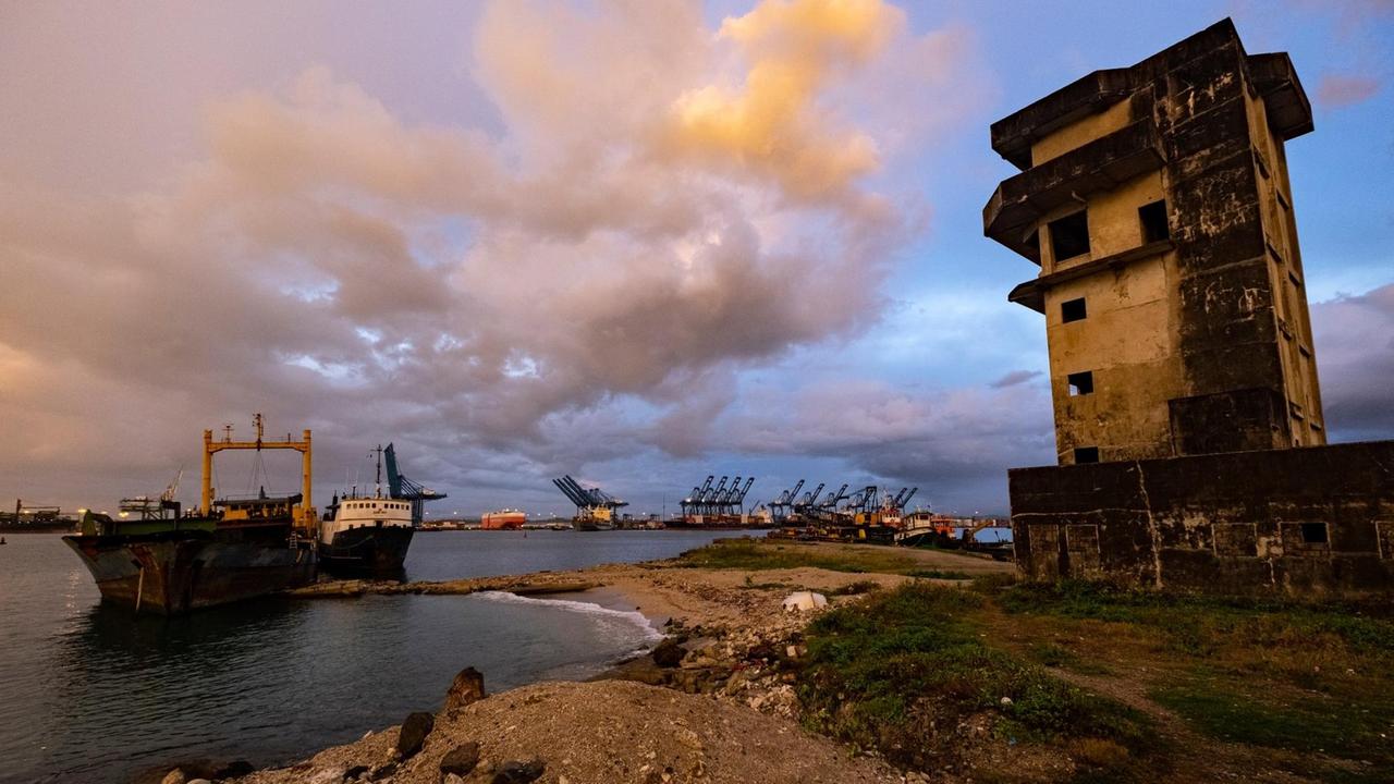 Der Hafen von Colón, einer Hafenstadt in Panama. In der Stadt liegt die zweitgrößte Freihandelszone der Welt. Der Hafen von Colón, einer Hafenstadt in Panama. In der Stadt liegt die zweitgrößte Freihandelszone der Welt.