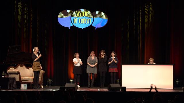 Fünf junge Frauen stehen auf einer Bühne