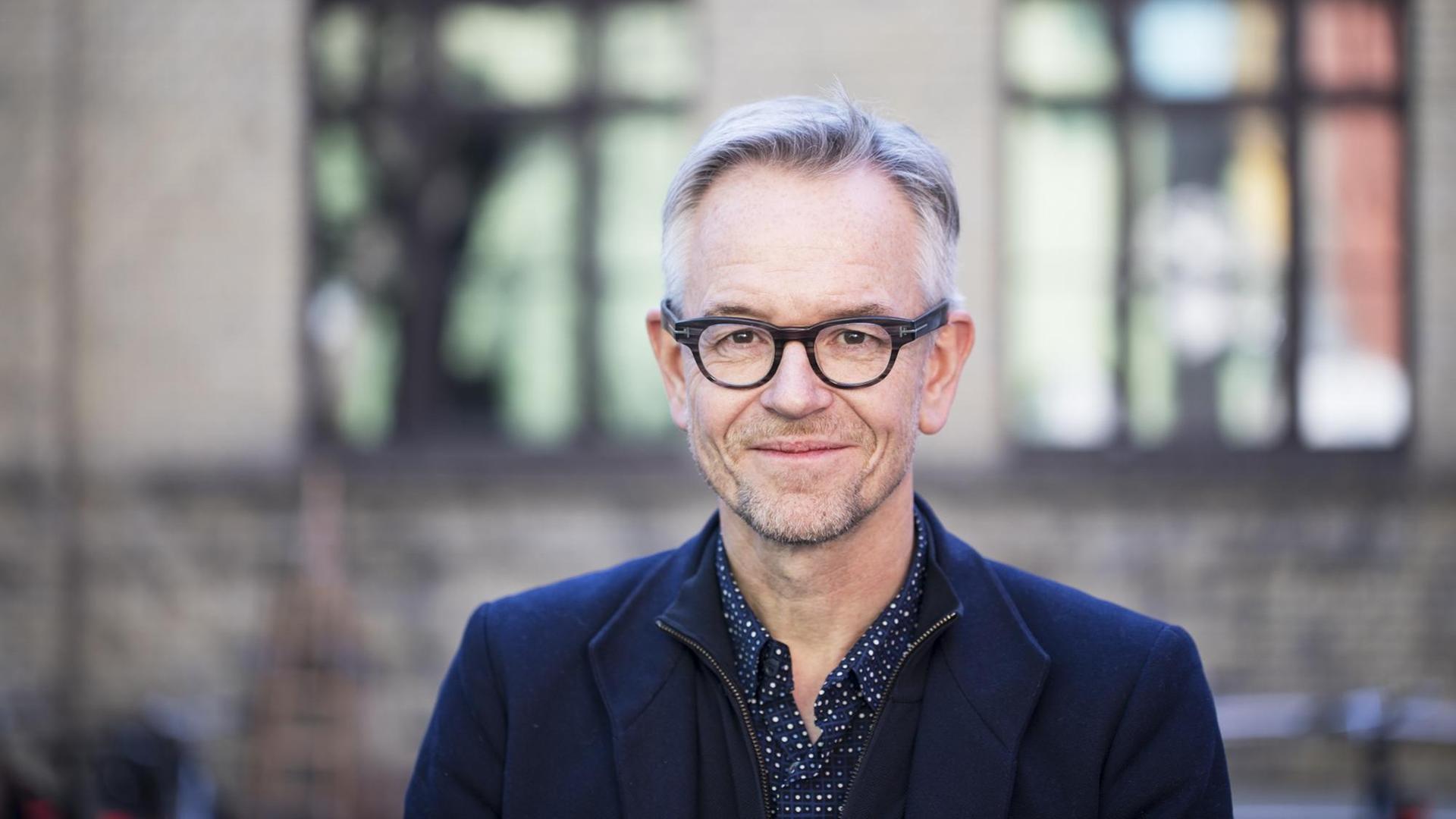 Oliver Reese vor dem Berliner Ensemble. Oliver Reese vor dem Berliner Ensemble.