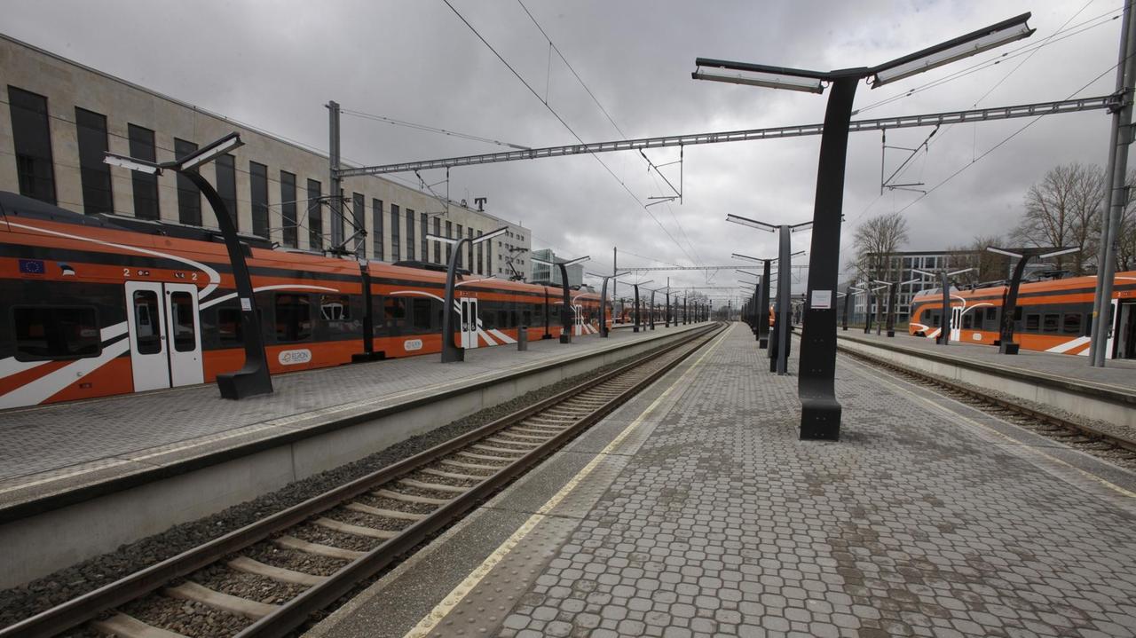 Ein leerer Bahnsteig auf einem bahnhof in Tallinn, Estland. Ein leerer Bahnsteig auf einem bahnhof in Tallinn, Estland.