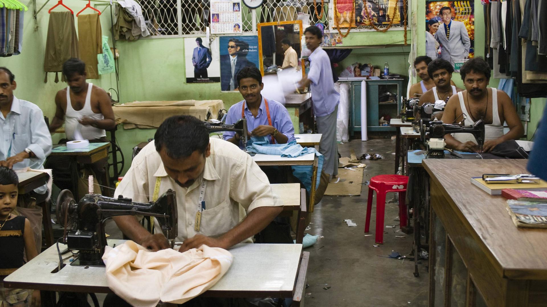 Arbeiter einer Schneiderwerkstatt in Indien, Andaman Islands Arbeiter einer Schneiderwerkstatt in Indien, Andaman Islands