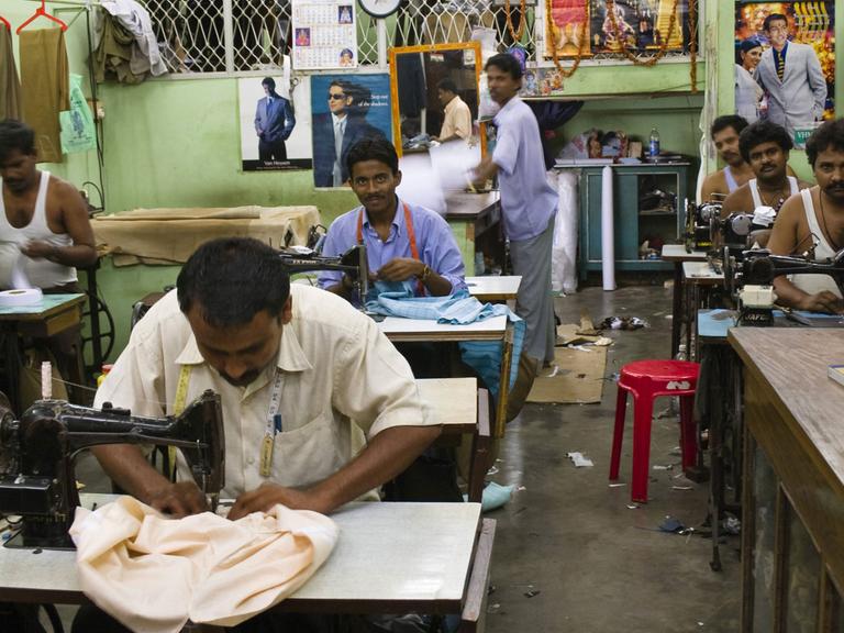 Arbeiter einer Schneiderwerkstatt in Indien, Andaman Islands
