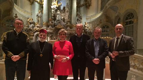Auf dem Podium beim Forum Frauenkirche in Dresden am 25.02.2016:Michael Lüders, Patriarch Gregorios III, Alexandra Gerlach, Jürgen Trittin, Martin Durm, Pfarrer Holger Treutmann (v. lks.).