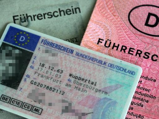 Drei Führerscheine verschiedener Generationen liegen am 23.06.2010 in Köln auf dem Tisch.