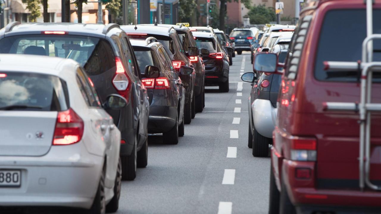 Autos von hinten aufgenommen stehen im Stau Autos von hinten aufgenommen stehen im Stau