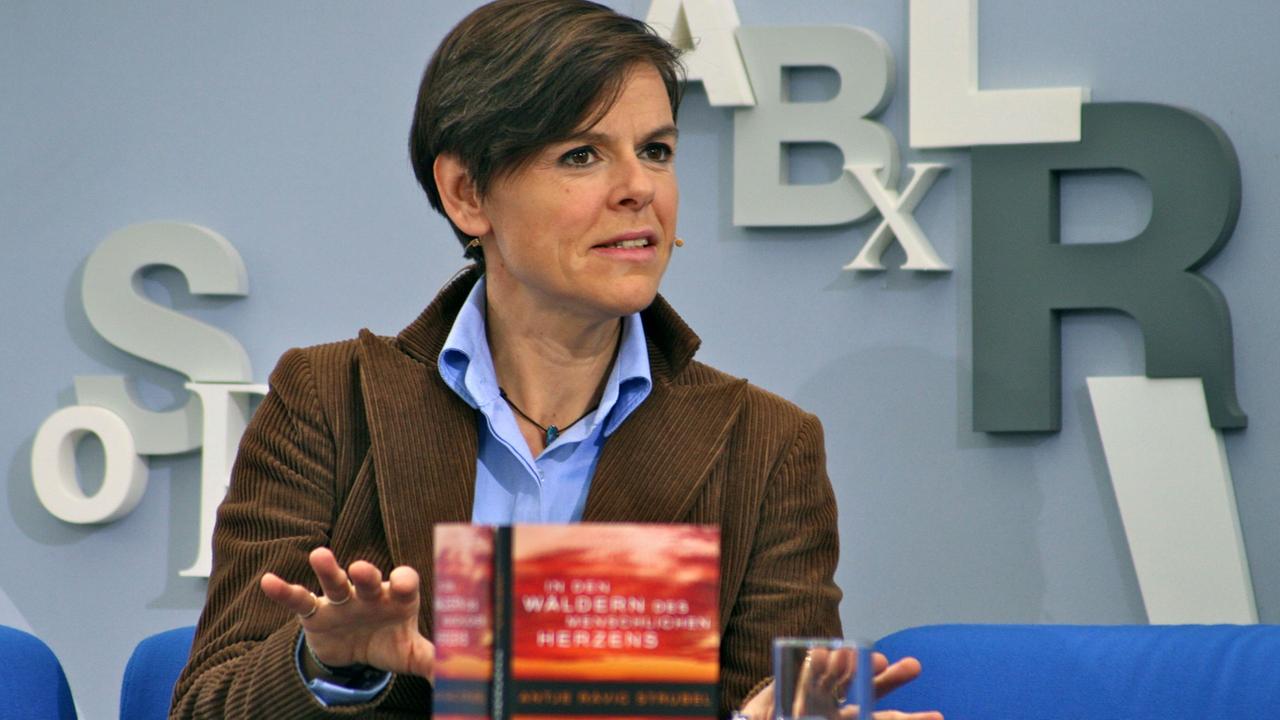 Die Schriftstellerin Antje Rávic Strubel auf dem Blauen Sofa der Leipziger Buchmesse Die Schriftstellerin Antje Rávic Strubel auf dem Blauen Sofa der Leipziger Buchmesse