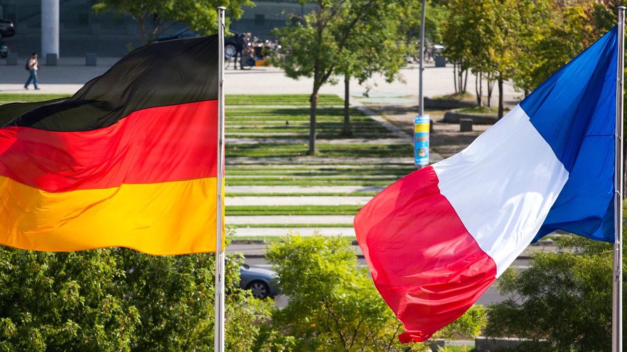 Die deutsche und die französische Nationalflagge wehen aus Anlass des Besuches von Frankreichs Regierungschef Manuel Valls vor dem Bundeskanzleramt in Berlin am 22.09.14. Die deutsche und die französische Nationalflagge wehen aus Anlass des Besuches von Frankreichs Regierungschef Manuel Valls vor dem Bundeskanzleramt in Berlin am 22.09.14.