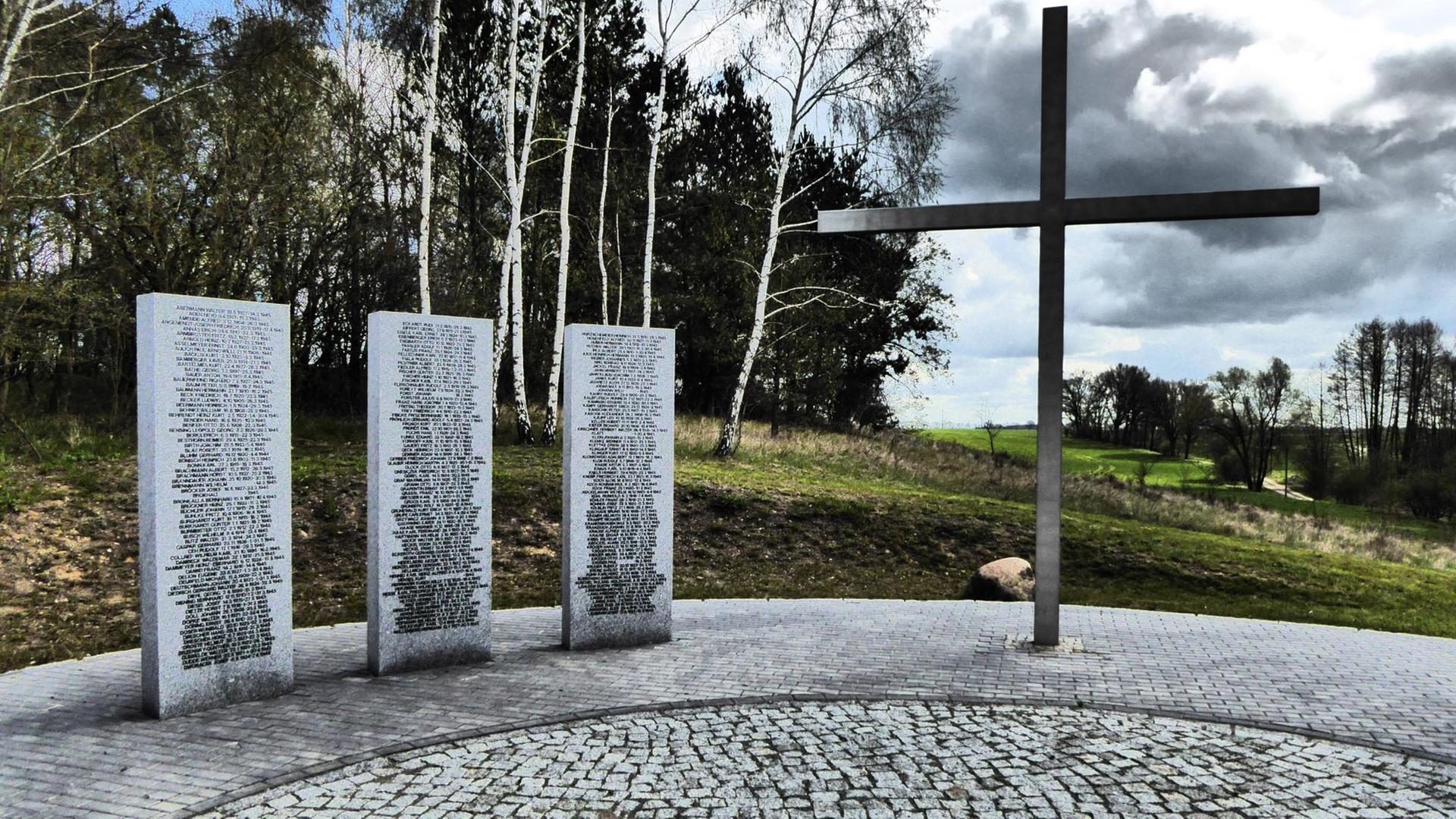 Das Bild zeigt den Soldatenfriedhof im Brandenburgischen Lietzen. In drei Gedenktafeln sind die Namen von deutschen Soldaten, die bei der Schlacht um die Seelower Höhen im Oderbruch am Ende des Zweiten Weltkriegs gefallen sind, eingraviert. Das Bild zeigt den Soldatenfriedhof im Brandenburgischen Lietzen. In drei Gedenktafeln sind die Namen von deutschen Soldaten, die bei der Schlacht um die Seelower Höhen im Oderbruch am Ende des Zweiten Weltkriegs gefallen sind, eingraviert.