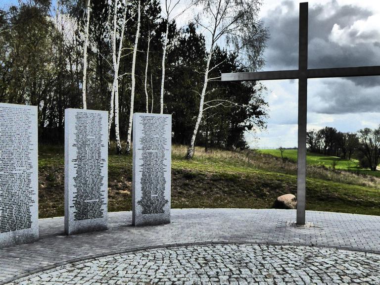 Das Bild zeigt den Soldatenfriedhof im Brandenburgischen Lietzen. In drei Gedenktafeln sind die Namen von deutschen Soldaten, die bei der Schlacht um die Seelower Höhen im Oderbruch am Ende des Zweiten Weltkriegs gefallen sind, eingraviert.