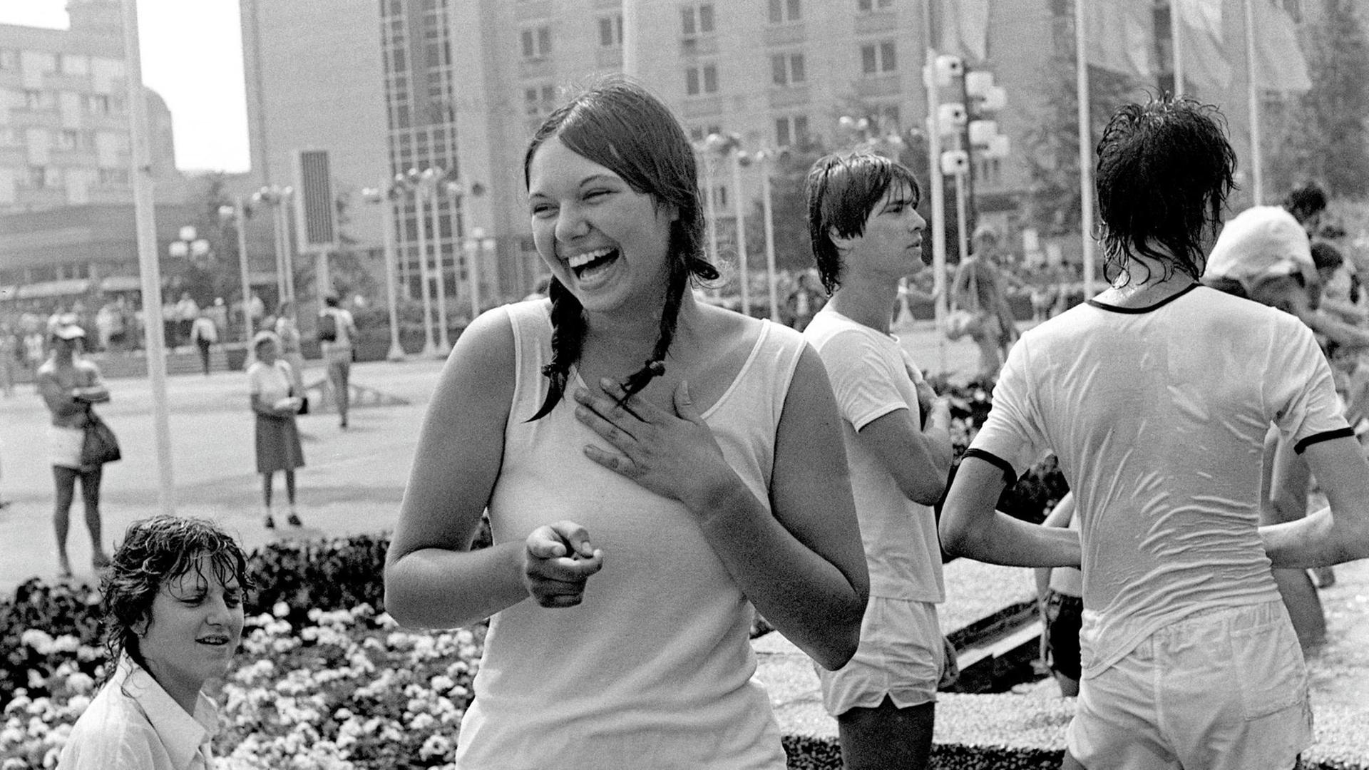 Jugendliche beim Baden im Brunnen, Turn und Sportfest der DDR, Leipzig, DDR, 1983 Jugendliche beim Baden im Brunnen, Turn und Sportfest der DDR, Leipzig, DDR, 1983