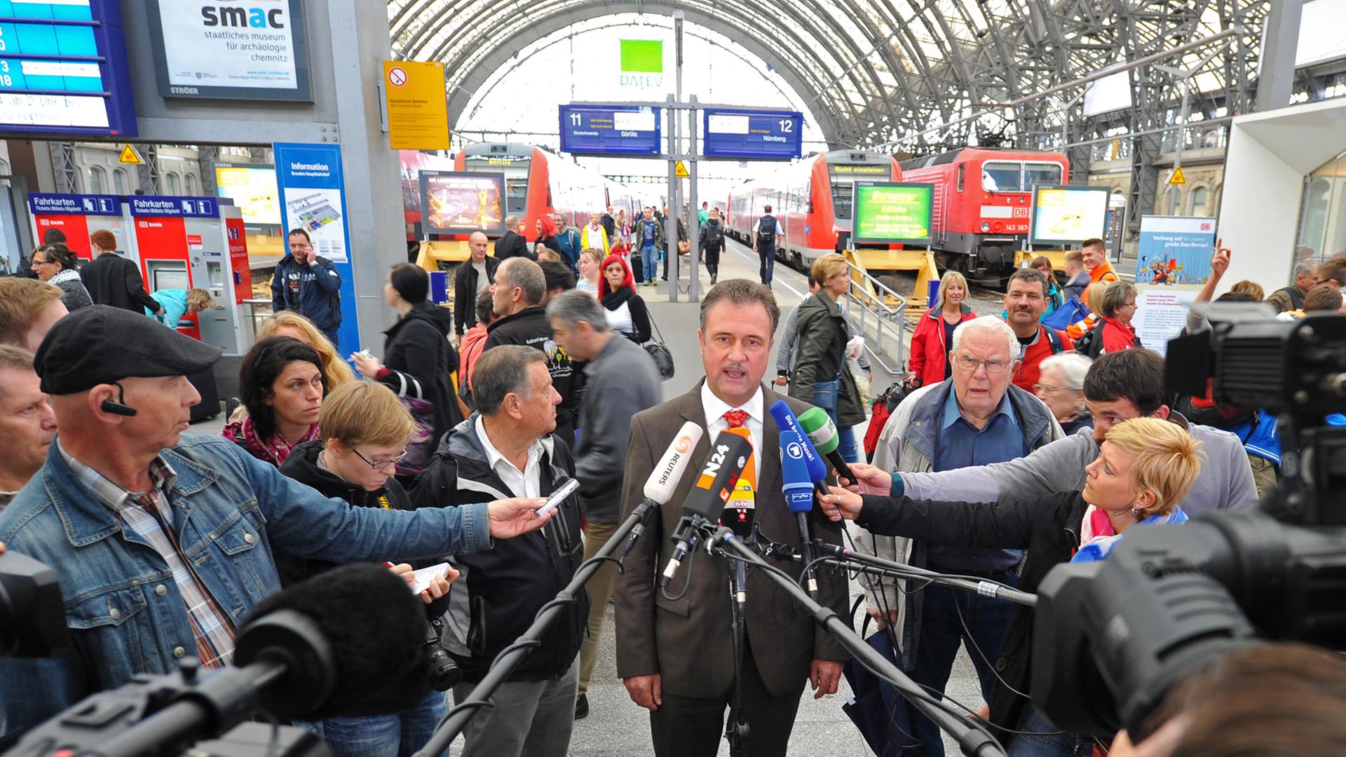 Der Bundesvorsitzende der Gewerkschaft Deutscher Lokomotivführer (GDL), Claus Weselsky (M), gibt am 17.10.2014 in Dresden (Sachsen) auf dem Hauptbahnhof ein Pressestatement zu neuen Streiks am Wochenende Der Bundesvorsitzende der Gewerkschaft Deutscher Lokomotivführer (GDL), Claus Weselsky (M), gibt am 17.10.2014 in Dresden (Sachsen) auf dem Hauptbahnhof ein Pressestatement zu neuen Streiks am Wochenende