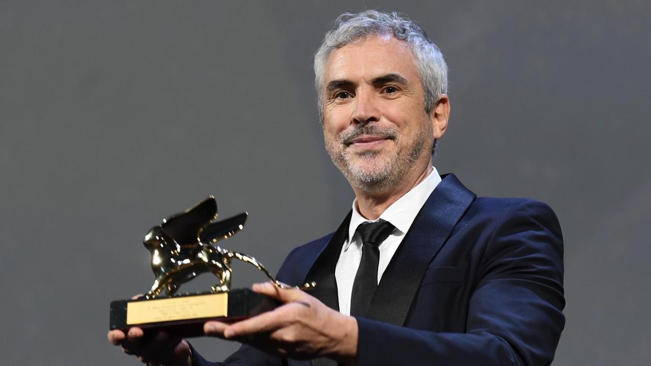 5630654 08.09.2018 Director Alfonso Cuaron wins the Golden Lion for Best Film for 'Roma' during the Award Ceremony at the 75th edition of the Venice Film Festival in Venice, Italy, September 8, 2018. Ekaterina Chesnokova / Sputnik Foto: Ekaterina Chesnokova/Sputnik/dpa | 5630654 08.09.2018 Director Alfonso Cuaron wins the Golden Lion for Best Film for 'Roma' during the Award Ceremony at the 75th edition of the Venice Film Festival in Venice, Italy, September 8, 2018. Ekaterina Chesnokova / Sputnik Foto: Ekaterina Chesnokova/Sputnik/dpa |