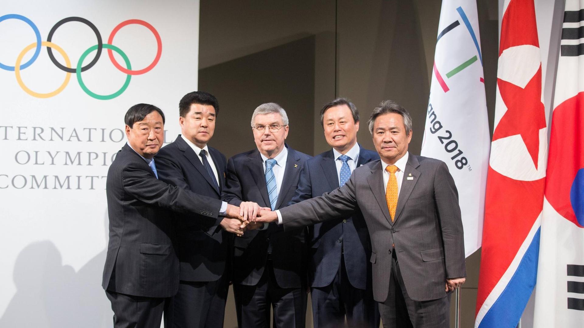 Das Internationale Olympische Komitee hat nach einem Treffen mit Spitzenvertretern grünes Licht für gemeinsame Auftritte von Nord- und Südkorea bei den Winterspielen in Pyeongchang gegeben. Das Internationale Olympische Komitee hat nach einem Treffen mit Spitzenvertretern grünes Licht für gemeinsame Auftritte von Nord- und Südkorea bei den Winterspielen in Pyeongchang gegeben.