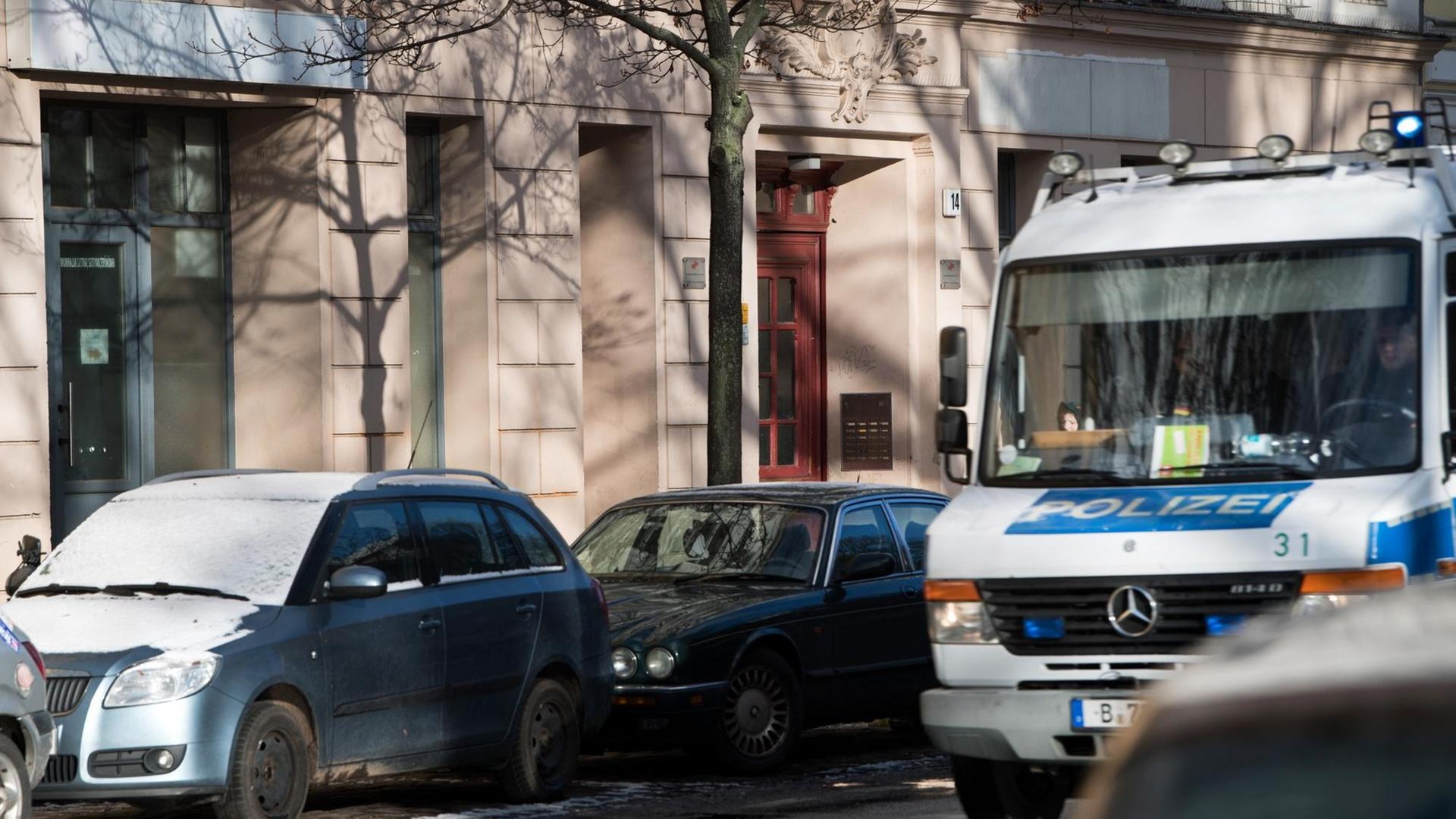Ein Polizeiwagen fährt an den Räumlichkeiten des Moschee-Vereins "Fussilet 33" in der Perleberger Straße in Berlin vorbei. Foto: Bernd von Jutrczenka/dpa