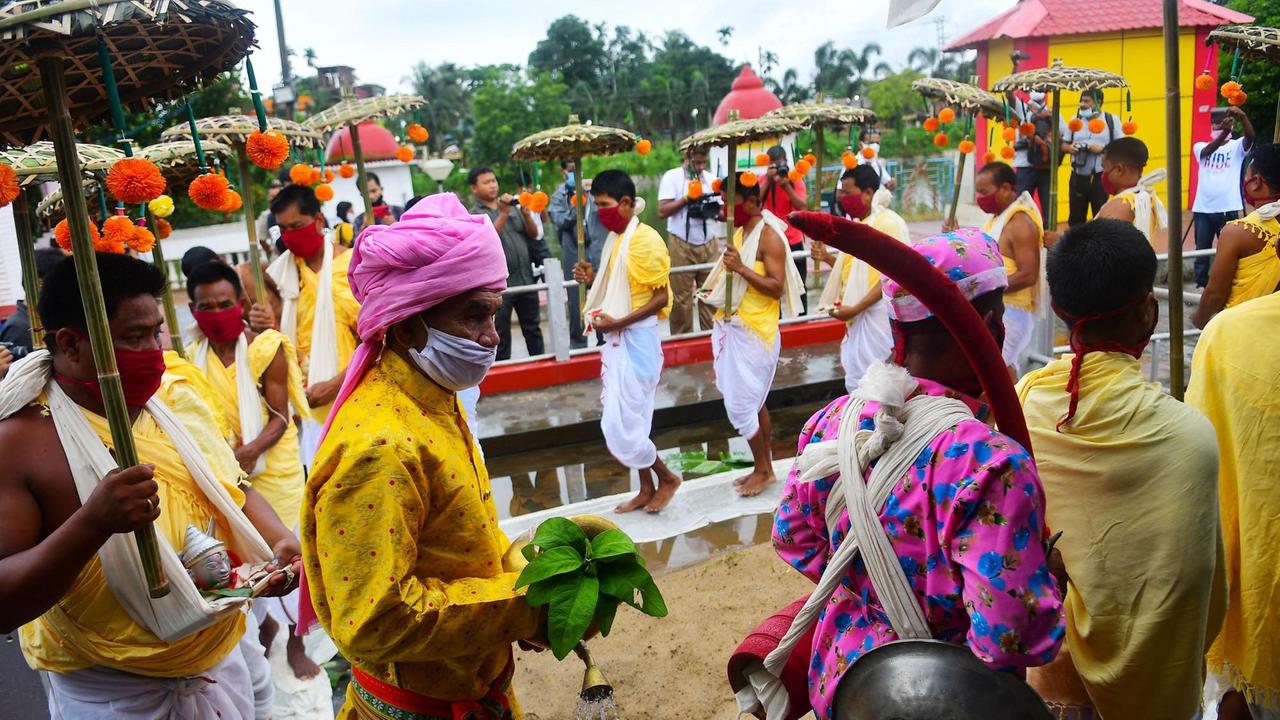 Ritual während eines Kharchi Puja Hindu Festival in Indien, während der Coronapandemie 2020.
