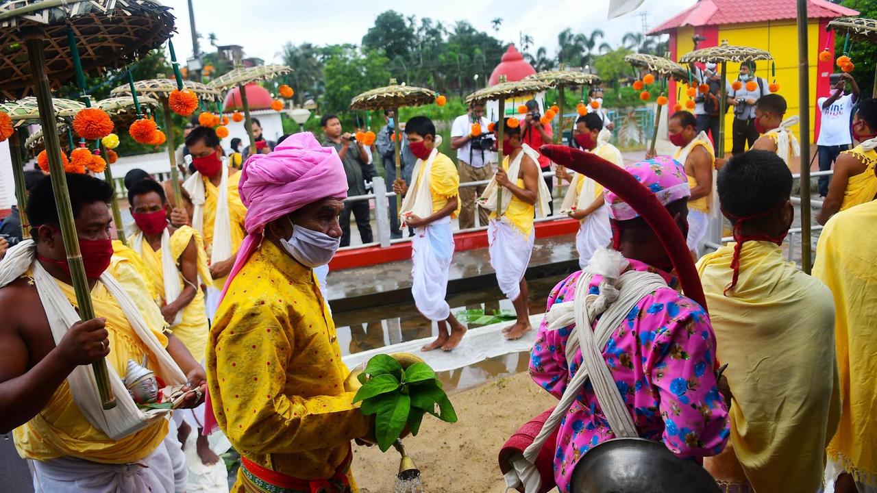 Ritual während eines Kharchi Puja Hindu Festival in Indien, während der Coronapandemie 2020. Ritual während eines Kharchi Puja Hindu Festival in Indien, während der Coronapandemie 2020.