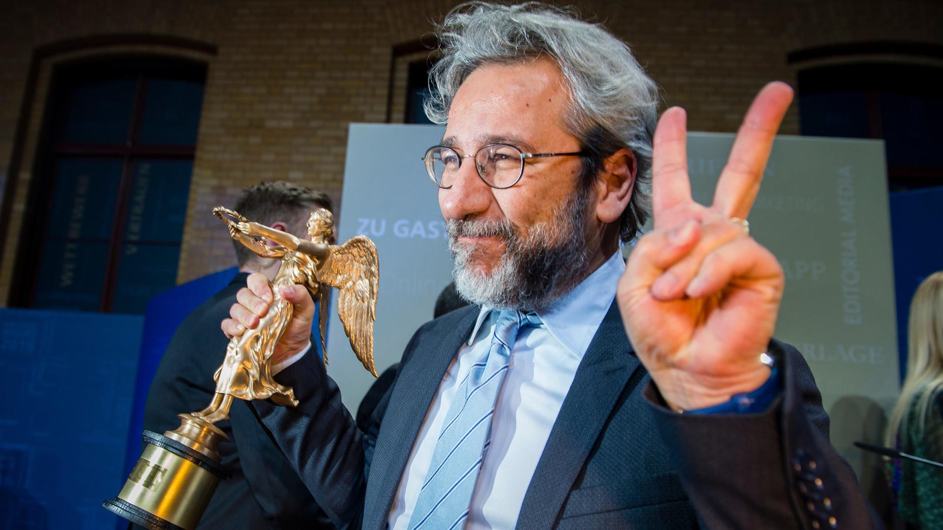 Der ehemalige Chefredakteur der regierungskritischen Zeitung "Cumhuriyet" aus der Türkei, Can Dündar, hält am 7. November 2016 die "Goldene Victoria" in den Händen. Er bekam die Auszeichnung für die "Pressefreiheit" auf der Publishers Night 2016 des Verbandes Deutscher Zeitungsverleger. Der ehemalige Chefredakteur der regierungskritischen Zeitung "Cumhuriyet" aus der Türkei, Can Dündar, hält am 7. November 2016 die "Goldene Victoria" in den Händen. Er bekam die Auszeichnung für die "Pressefreiheit" auf der Publishers Night 2016 des Verbandes Deutscher Zeitungsverleger.