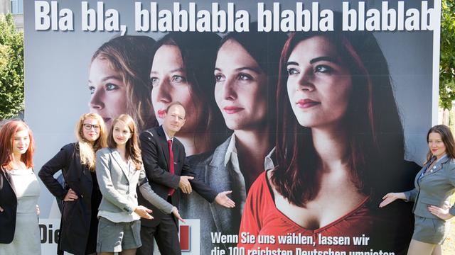 Die Spitzenkandidatinnen der Partei Die Partei Lea Joy Friedel (v.l), Katharina Harling, Anna Bauer, Partei-Chef Martin Sonneborn und Helena Barbas nehmen am 17.09.2013 in Berlin an einer Plakataktion der Partei teil.