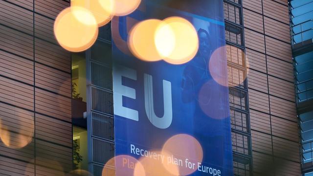 Das Hauptgebäude der Europäischen Kommission in abendlicher Weihnachtsstimmung