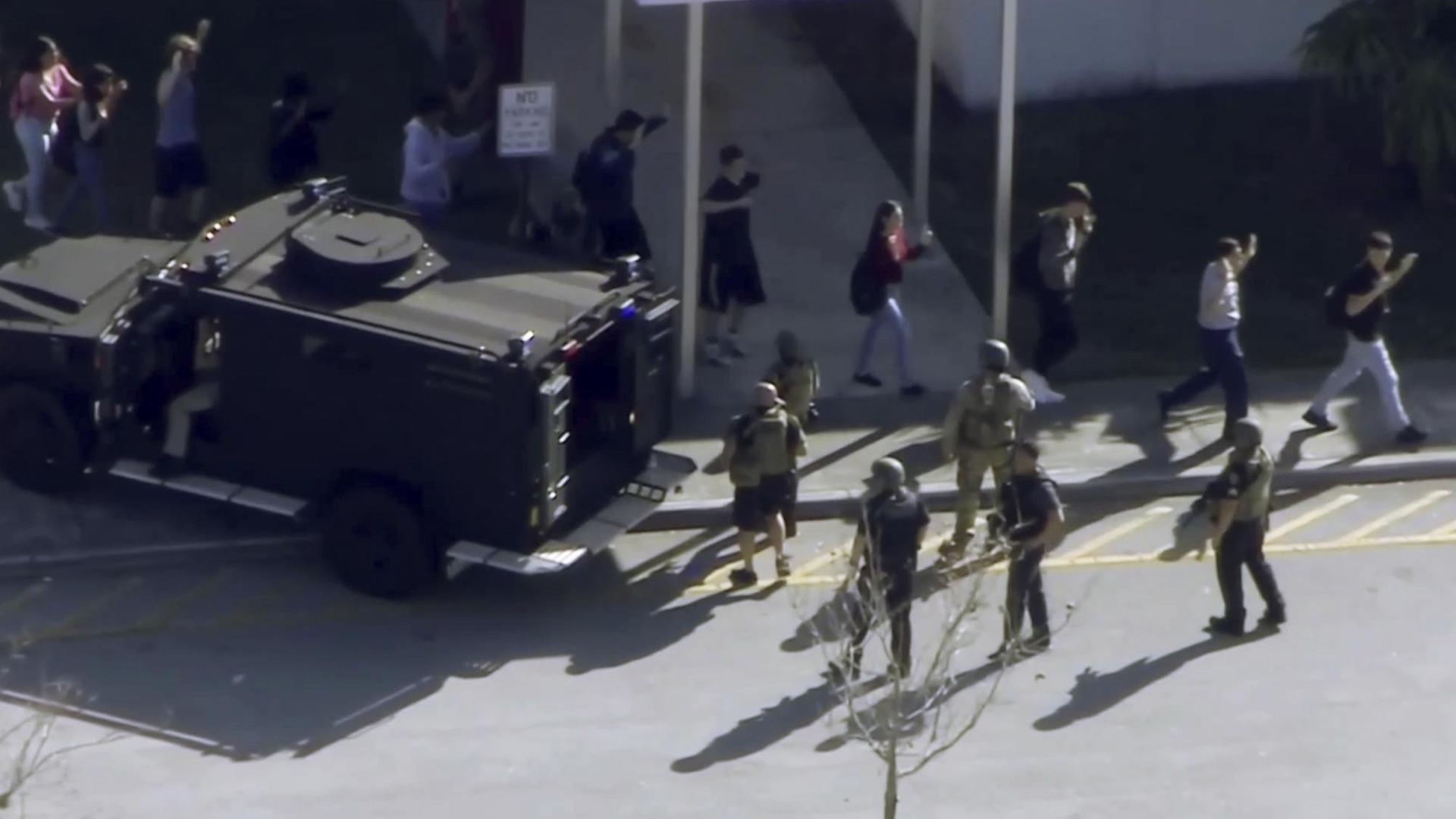 Das Videobild eines amerikanischen Fernsehsenders zeigt die Evakuierung der Marjory Stoneman Douglas High School in Florida, nachdem dort Schüsse gefallen sind. Das Videobild eines amerikanischen Fernsehsenders zeigt die Evakuierung der Marjory Stoneman Douglas High School in Florida, nachdem dort Schüsse gefallen sind.