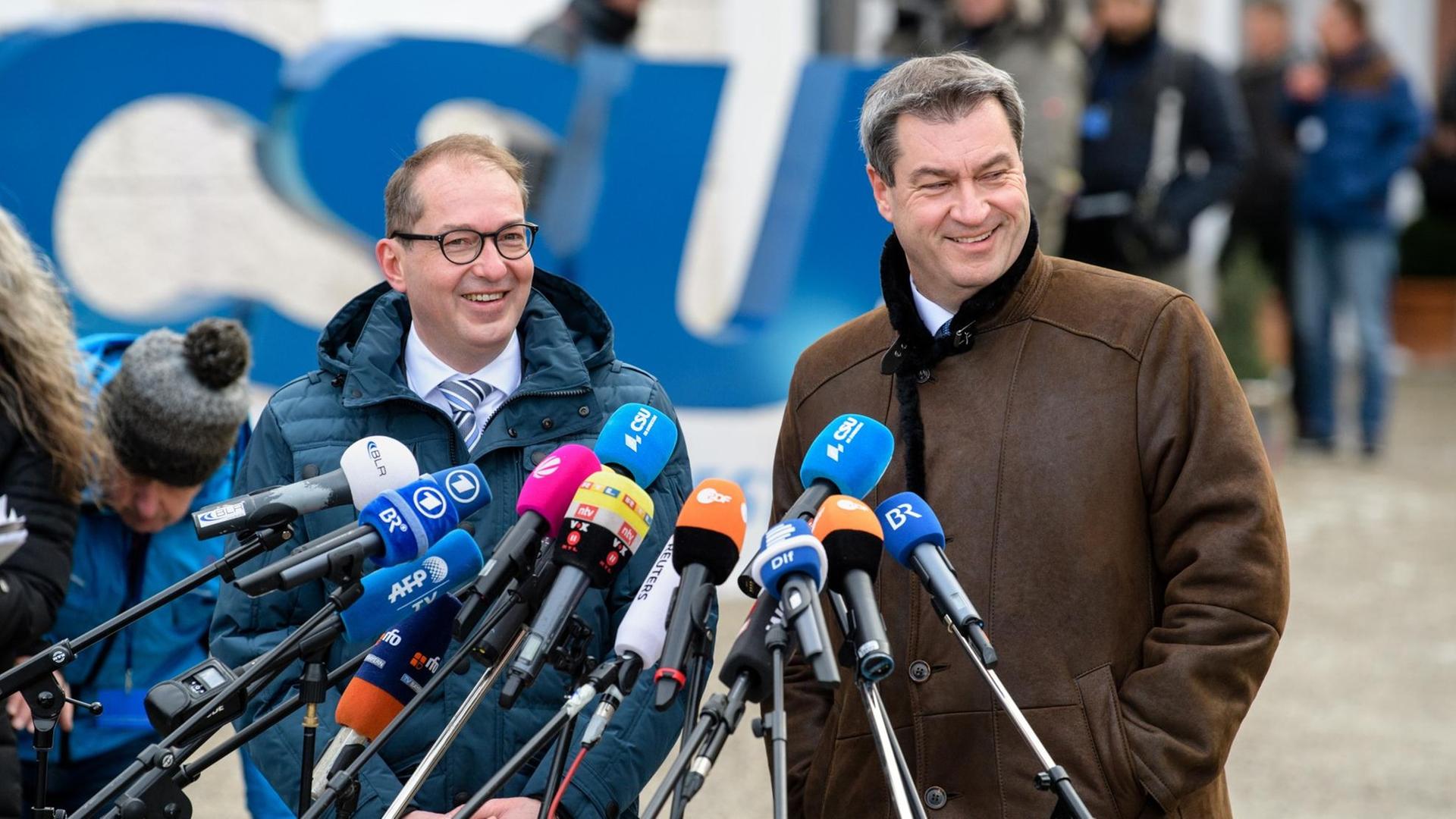 Alexander Dobrindt und Markus Söder geben zum Auftakt der Winterklausur der CSU-Landesgruppe im Bundestag im Kloster Seeon ein Statement vor der Presse ab.