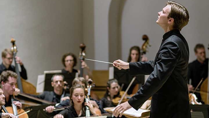 Der belarusische Dirigent Vitali Alekseenok dirigiert das Abaco-Orchester in München, dessen künstlerischer Leiter er ist.