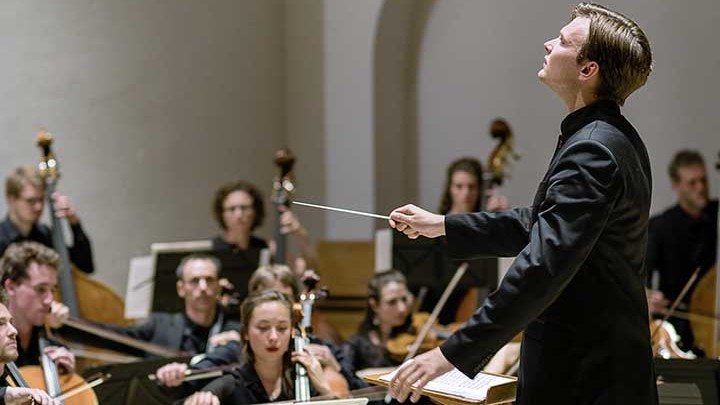 Der belarusische Dirigent Vitali Alekseenok dirigiert das Abaco-Orchester in München, dessen künstlerischer Leiter er ist. Der belarusische Dirigent Vitali Alekseenok dirigiert das Abaco-Orchester in München, dessen künstlerischer Leiter er ist.