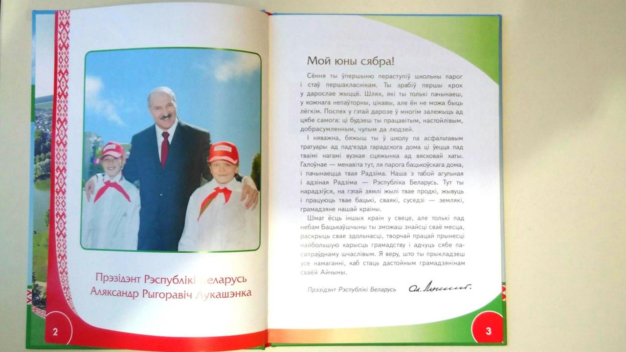 Ein Lehrbuch für Erstklässler von Präsident Lukaschenko mit seinem Bild drin.