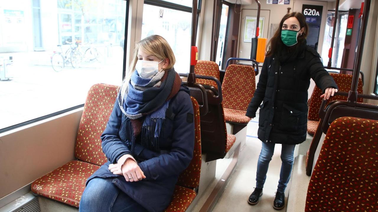 0In Jena muss man fortan in Bussen, Bahnen sowie im Supermarkt Mundschutz tragen. 0In Jena muss man fortan in Bussen, Bahnen sowie im Supermarkt Mundschutz tragen.