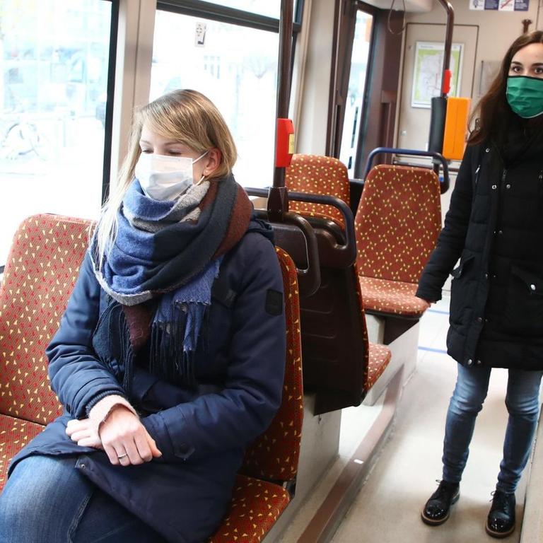 0In Jena muss man fortan in Bussen, Bahnen sowie im Supermarkt Mundschutz tragen.