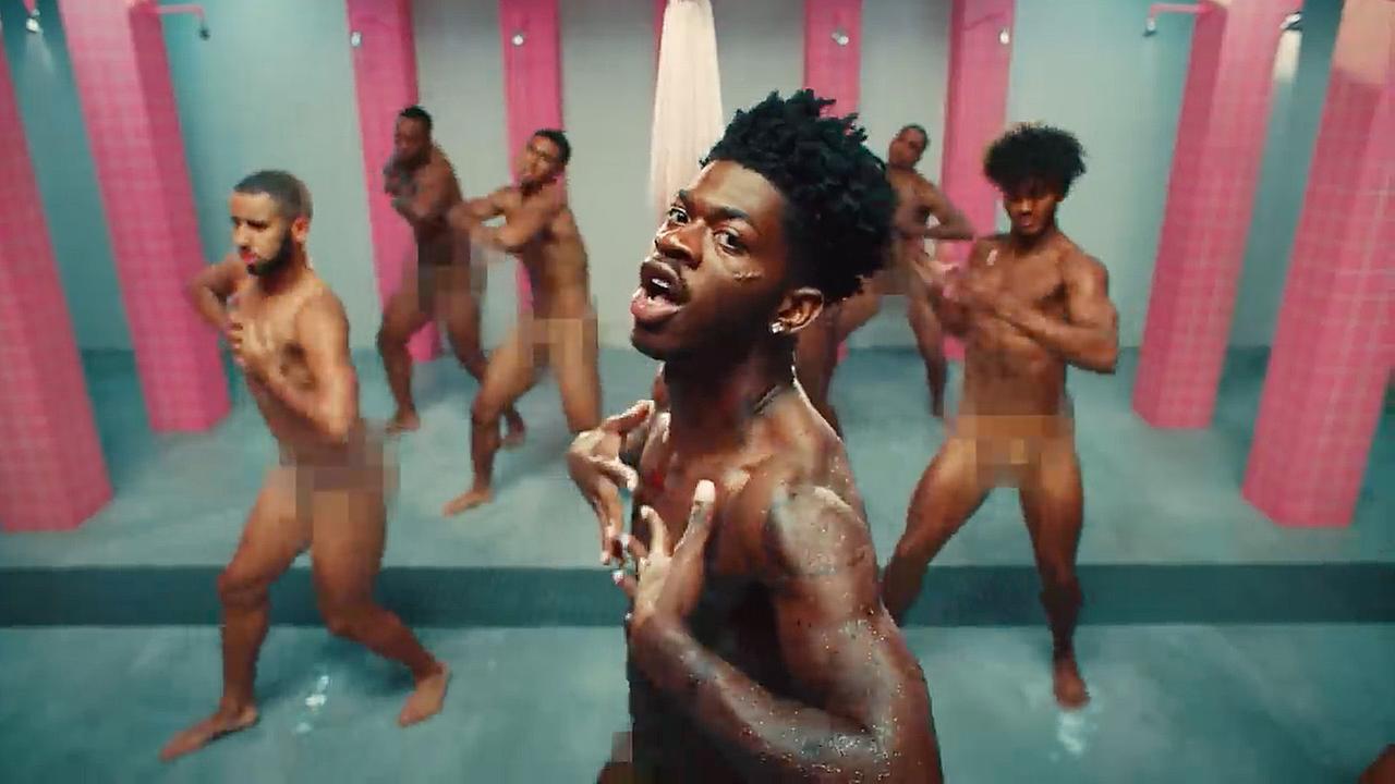Lil Nas X mit nakten Tänzern im Musikvideo zu „Industry Baby”. Lil Nas X mit nakten Tänzern im Musikvideo zu „Industry Baby”.