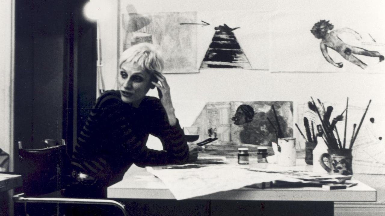 Nancy Spero in ihrem Studio in New York im Jahr 1973. Nancy Spero in ihrem Studio in New York im Jahr 1973.