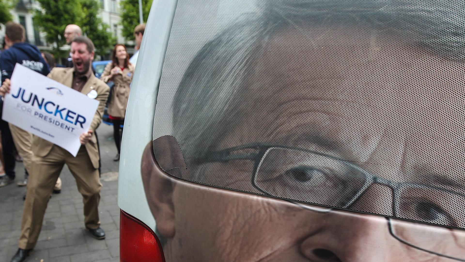 EVP-Spitzenkandidat Jean-Claude Juncker, zu sehen auf einem Wahlkampffahrzeug in Brüssel EVP-Spitzenkandidat Jean-Claude Juncker, zu sehen auf einem Wahlkampffahrzeug in Brüssel
