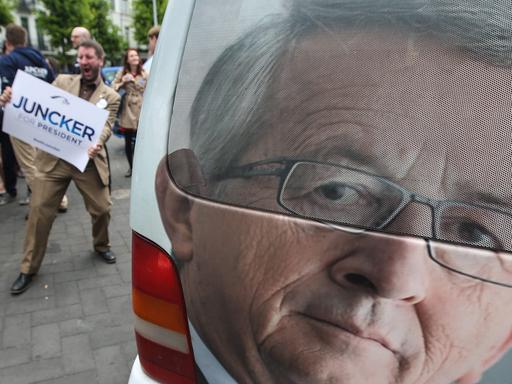 EVP-Spitzenkandidat Jean-Claude Juncker, zu sehen auf einem Wahlkampffahrzeug in Brüssel