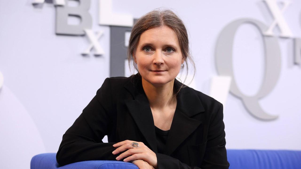 Schriftstellerin Marion Poschmann auf dem blauen Sofa der Frankfurter Buchmesse. Schriftstellerin Marion Poschmann auf dem blauen Sofa der Frankfurter Buchmesse.