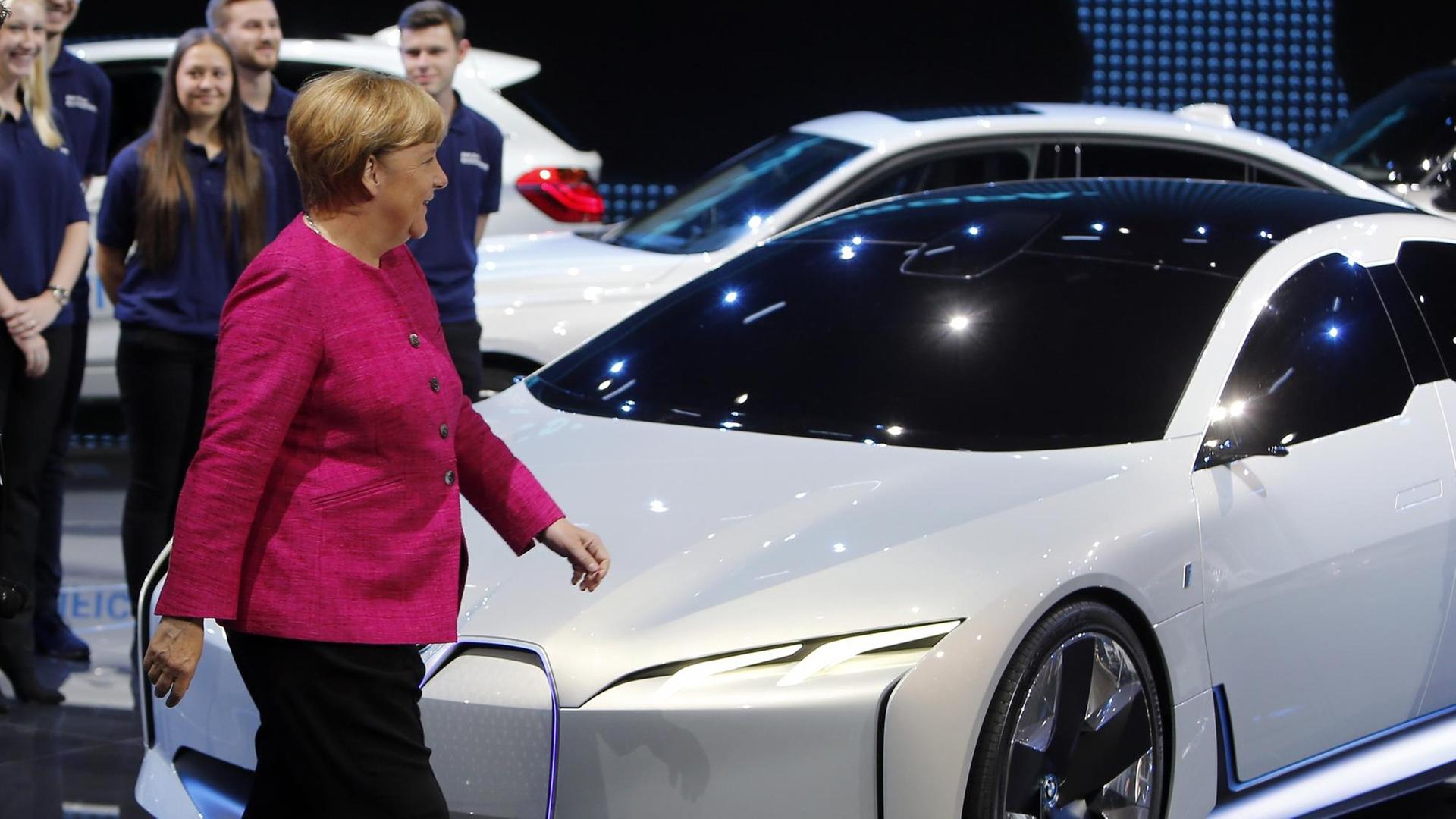Das Bild zeigt Bundeskanzlerin Merkel während ihres Rundgangs zur Eröffnung der IAA 2017 in Frankfurt am Main.