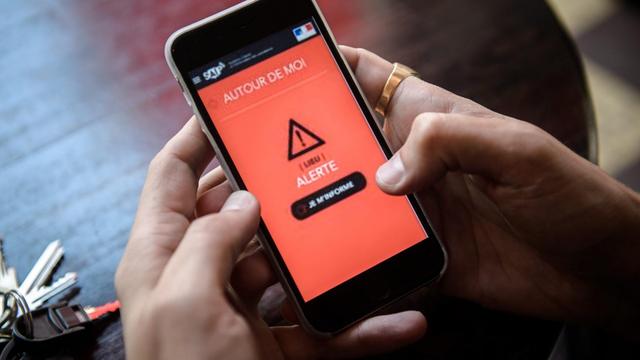 Ein Handybildschirm mit einer Warnung zu einer Schad-App zur EM 2016.