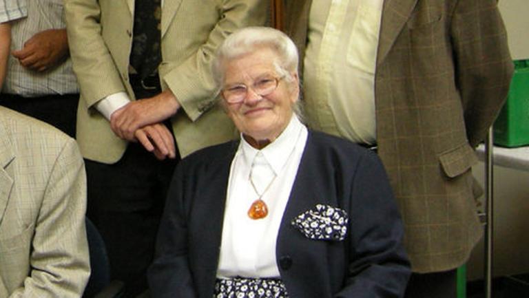 Ingrid van Houten mit Brille, Kurzhaarfrisur und einer Kette mit faustgroßem Bernsteinanhänger bei einer Feier 2007 Ingrid van Houten mit Brille, Kurzhaarfrisur und einer Kette mit faustgroßem Bernsteinanhänger bei einer Feier 2007