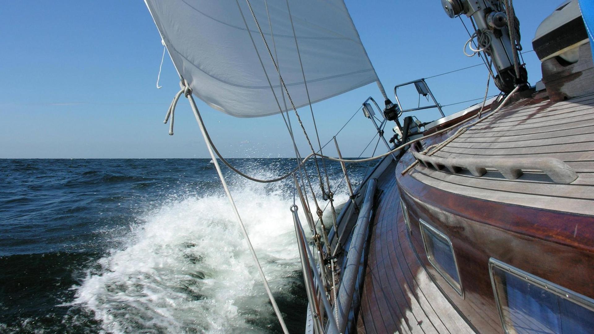 Ein hart am Wind fahrendes Segelboot. Ein hart am Wind fahrendes Segelboot.
